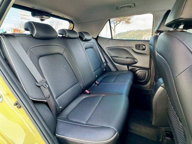 僅跑1萬~別錯過!珍妮佛 黃 限量版 GLB版 盲點 Qi無線充 車道偏離 倒車顯影 Carplay 真皮方向盤 車漂亮  第19張相片