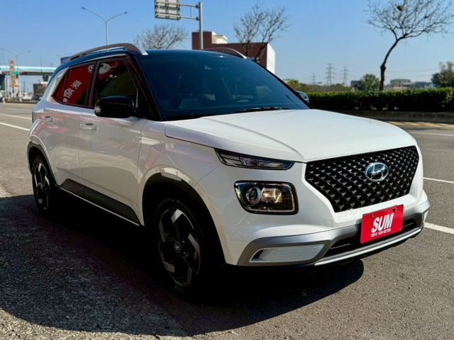 黑白雙色 GLB版 Qi無線充 Carplay 車道偏離 定速 免鑰匙 倒車顯影等配備 好停車 好開省油 外型流線好看～  第2張相片