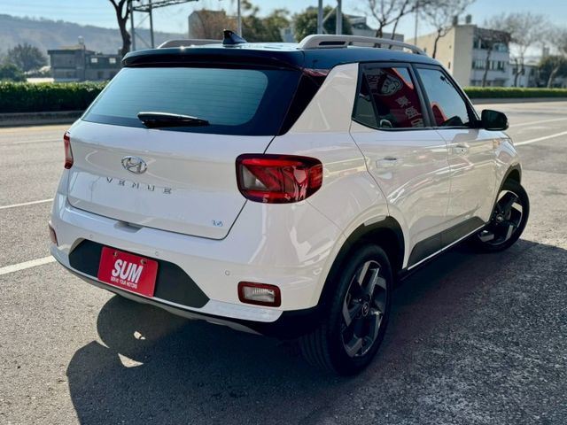 黑白雙色 GLB版 Qi無線充 Carplay 車道偏離 定速 免鑰匙 倒車顯影等配備 好停車 好開省油 外型流線好看～  第3張相片