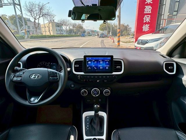 黑白雙色 GLB版 Qi無線充 Carplay 車道偏離 定速 免鑰匙 倒車顯影等配備 好停車 好開省油 外型流線好看～  第7張相片