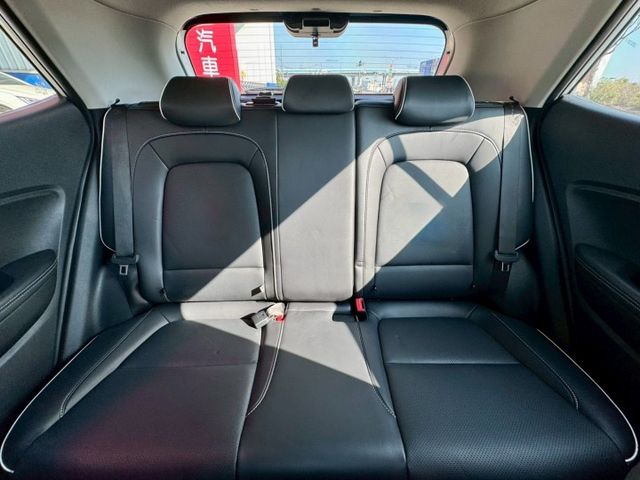 黑白雙色 GLB版 Qi無線充 Carplay 車道偏離 定速 免鑰匙 倒車顯影等配備 好停車 好開省油 外型流線好看～  第8張相片