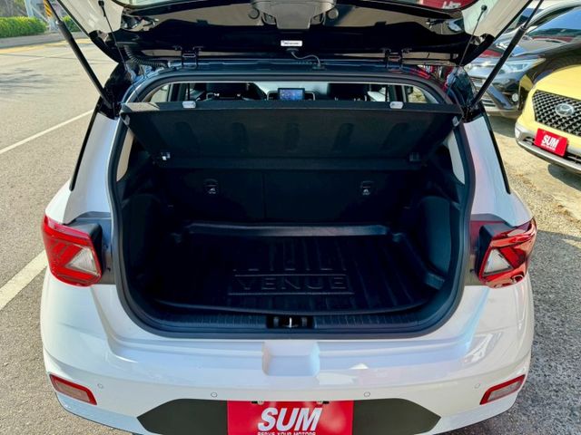 黑白雙色 GLB版 Qi無線充 Carplay 車道偏離 定速 免鑰匙 倒車顯影等配備 好停車 好開省油 外型流線好看～  第9張相片