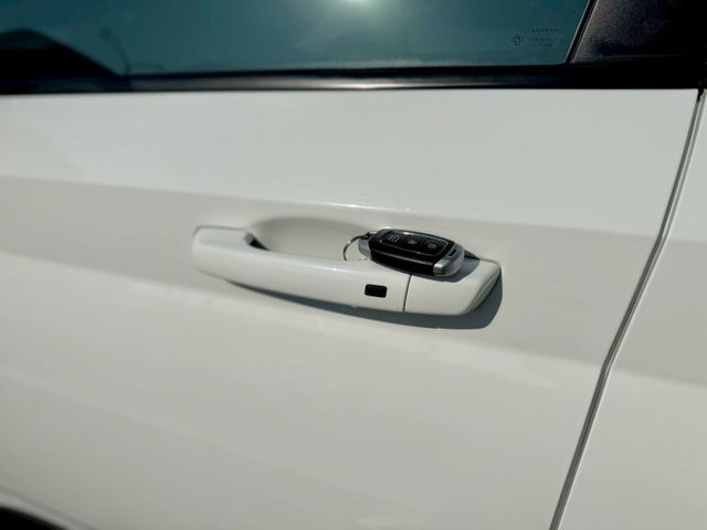 黑白雙色 GLB版 Qi無線充 Carplay 車道偏離 定速 免鑰匙 倒車顯影等配備 好停車 好開省油 外型流線好看～  第10張相片