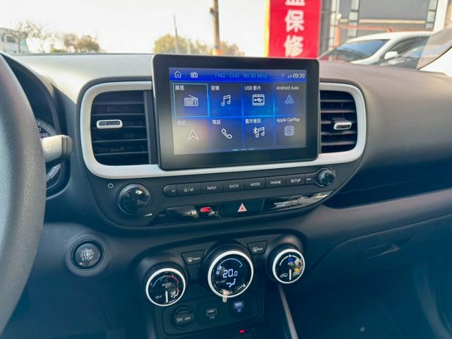 黑白雙色 GLB版 Qi無線充 Carplay 車道偏離 定速 免鑰匙 倒車顯影等配備 好停車 好開省油 外型流線好看～  第11張相片