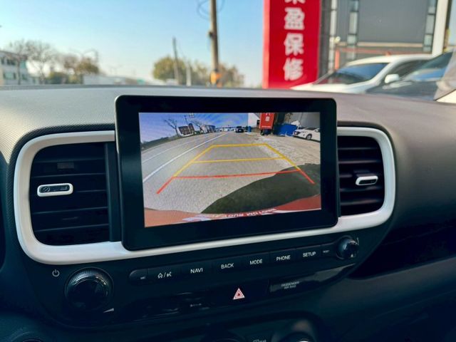 黑白雙色 GLB版 Qi無線充 Carplay 車道偏離 定速 免鑰匙 倒車顯影等配備 好停車 好開省油 外型流線好看～  第12張相片
