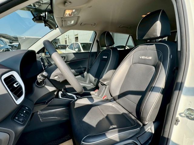 黑白雙色 GLB版 Qi無線充 Carplay 車道偏離 定速 免鑰匙 倒車顯影等配備 好停車 好開省油 外型流線好看～  第16張相片