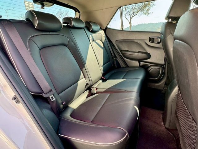 黑白雙色 GLB版 Qi無線充 Carplay 車道偏離 定速 免鑰匙 倒車顯影等配備 好停車 好開省油 外型流線好看～  第19張相片