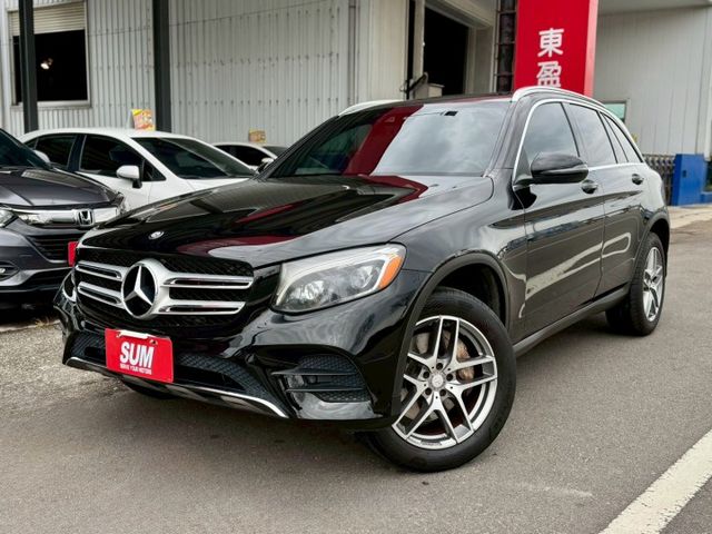 原鈑件AMG外觀套件 四輪傳動 LED雙魚眼頭燈 盲點 電尾門 全景天窗 雙前電動椅及加熱椅 倒車顯影 氣氛燈 碰撞警示  第1張相片