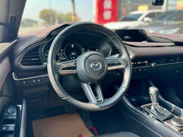 Carbon Edition 原廠保養 4條全新胎 LED頭尾燈 ACC全速域 車道偏離 半自動駕駛輔助 盲點 IKEY  第5張相片