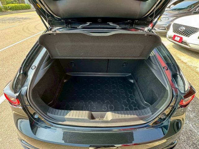 Carbon Edition 原廠保養 4條全新胎 LED頭尾燈 ACC全速域 車道偏離 半自動駕駛輔助 盲點 IKEY  第9張相片