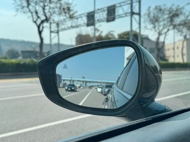 Carbon Edition 原廠保養 4條全新胎 LED頭尾燈 ACC全速域 車道偏離 半自動駕駛輔助 盲點 IKEY  第13張相片