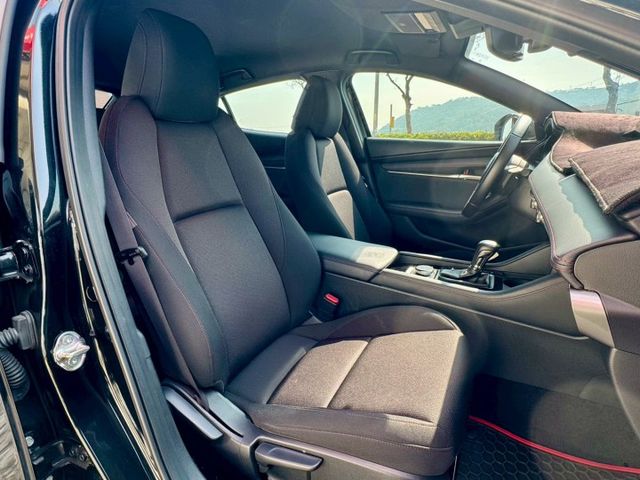 Carbon Edition 原廠保養 4條全新胎 LED頭尾燈 ACC全速域 車道偏離 半自動駕駛輔助 盲點 IKEY  第16張相片