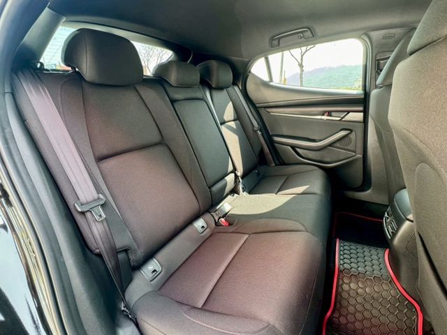 Carbon Edition 原廠保養 4條全新胎 LED頭尾燈 ACC全速域 車道偏離 半自動駕駛輔助 盲點 IKEY  第17張相片