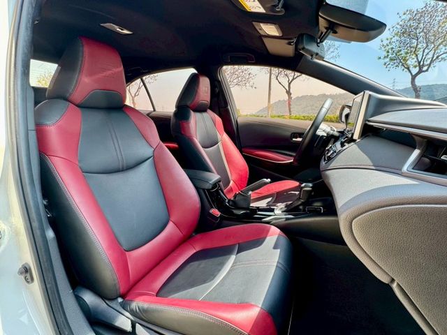 小改款 12.3吋數位儀表 GR專屬套件 紅黑內裝 盲點 LED頭尾燈 換擋撥片 Carplay IKEY ACC全速域  第17張相片