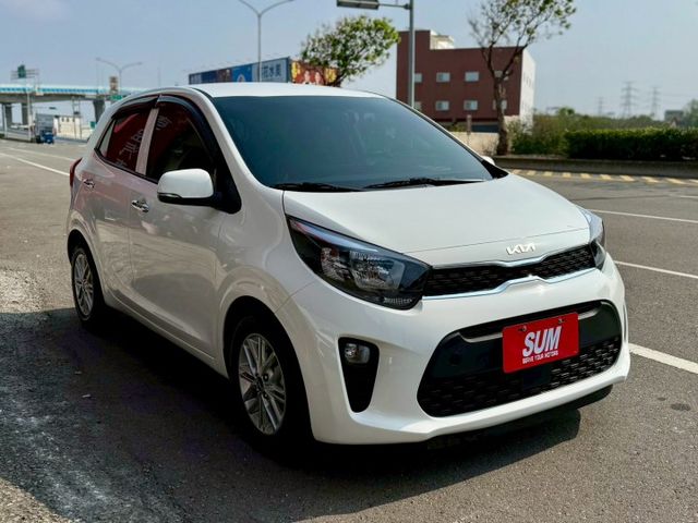 僅跑1萬！跟新車一樣～都會版 免鑰匙 摸門 CarPlay 倒車顯影 前後行車記錄器等配備 小車 外型可愛 內裝質感好～  第2張相片