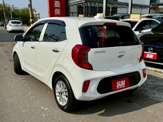 僅跑1萬！跟新車一樣～都會版 免鑰匙 摸門 CarPlay 倒車顯影 前後行車記錄器等配備 小車 外型可愛 內裝質感好～  第3張相片