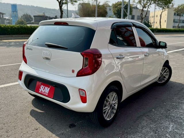 僅跑1萬！跟新車一樣～都會版 免鑰匙 摸門 CarPlay 倒車顯影 前後行車記錄器等配備 小車 外型可愛 內裝質感好～  第4張相片