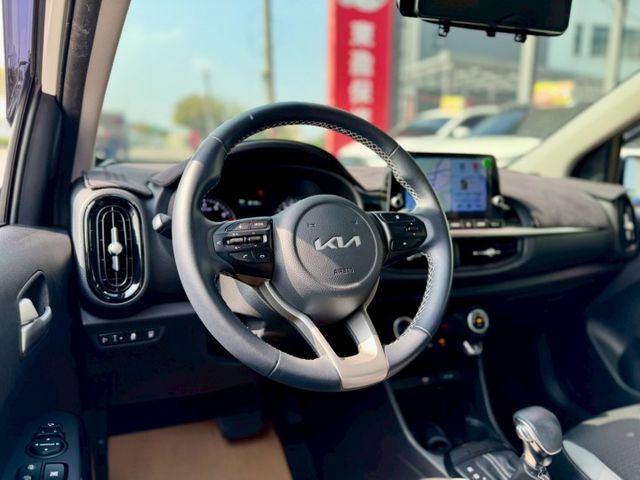 僅跑1萬！跟新車一樣～都會版 免鑰匙 摸門 CarPlay 倒車顯影 前後行車記錄器等配備 小車 外型可愛 內裝質感好～  第5張相片