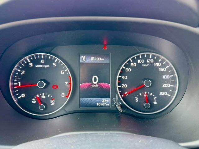 僅跑1萬！跟新車一樣～都會版 免鑰匙 摸門 CarPlay 倒車顯影 前後行車記錄器等配備 小車 外型可愛 內裝質感好～  第6張相片