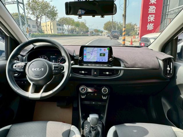 僅跑1萬！跟新車一樣～都會版 免鑰匙 摸門 CarPlay 倒車顯影 前後行車記錄器等配備 小車 外型可愛 內裝質感好～  第7張相片