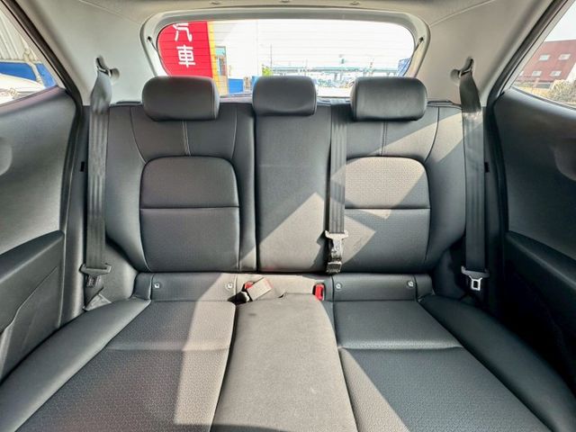 僅跑1萬！跟新車一樣～都會版 免鑰匙 摸門 CarPlay 倒車顯影 前後行車記錄器等配備 小車 外型可愛 內裝質感好～  第8張相片