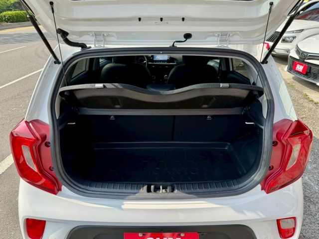 僅跑1萬！跟新車一樣～都會版 免鑰匙 摸門 CarPlay 倒車顯影 前後行車記錄器等配備 小車 外型可愛 內裝質感好～  第9張相片