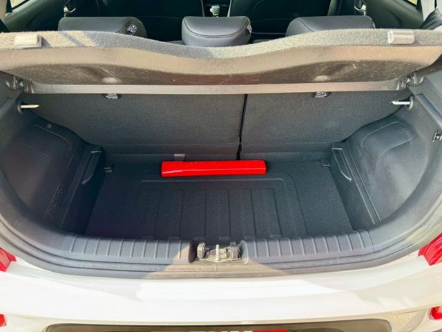 僅跑1萬！跟新車一樣～都會版 免鑰匙 摸門 CarPlay 倒車顯影 前後行車記錄器等配備 小車 外型可愛 內裝質感好～  第10張相片