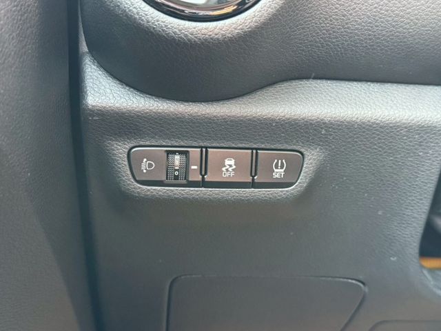 僅跑1萬！跟新車一樣～都會版 免鑰匙 摸門 CarPlay 倒車顯影 前後行車記錄器等配備 小車 外型可愛 內裝質感好～  第11張相片