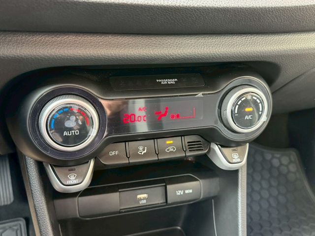 僅跑1萬！跟新車一樣～都會版 免鑰匙 摸門 CarPlay 倒車顯影 前後行車記錄器等配備 小車 外型可愛 內裝質感好～  第12張相片