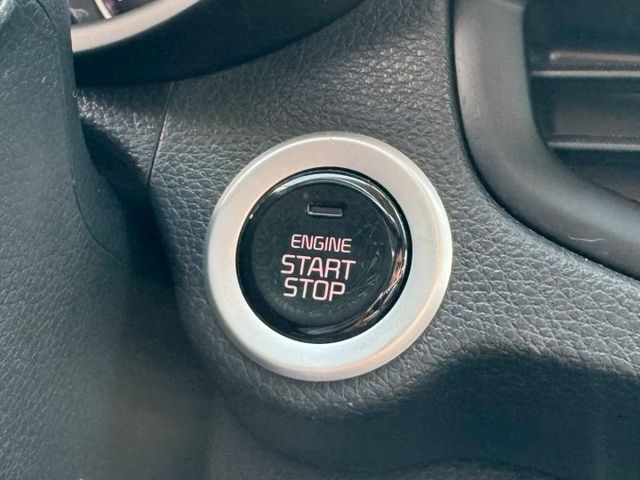 僅跑1萬！跟新車一樣～都會版 免鑰匙 摸門 CarPlay 倒車顯影 前後行車記錄器等配備 小車 外型可愛 內裝質感好～  第13張相片