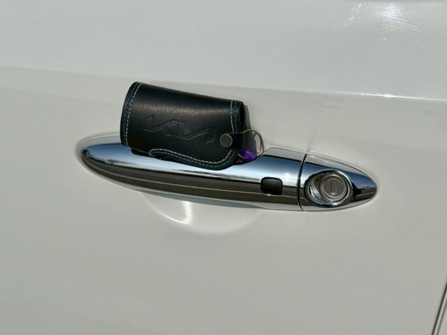 僅跑1萬！跟新車一樣～都會版 免鑰匙 摸門 CarPlay 倒車顯影 前後行車記錄器等配備 小車 外型可愛 內裝質感好～  第14張相片