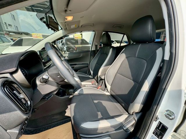 僅跑1萬！跟新車一樣～都會版 免鑰匙 摸門 CarPlay 倒車顯影 前後行車記錄器等配備 小車 外型可愛 內裝質感好～  第15張相片