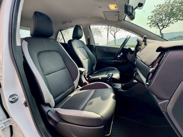 僅跑1萬！跟新車一樣～都會版 免鑰匙 摸門 CarPlay 倒車顯影 前後行車記錄器等配備 小車 外型可愛 內裝質感好～  第17張相片