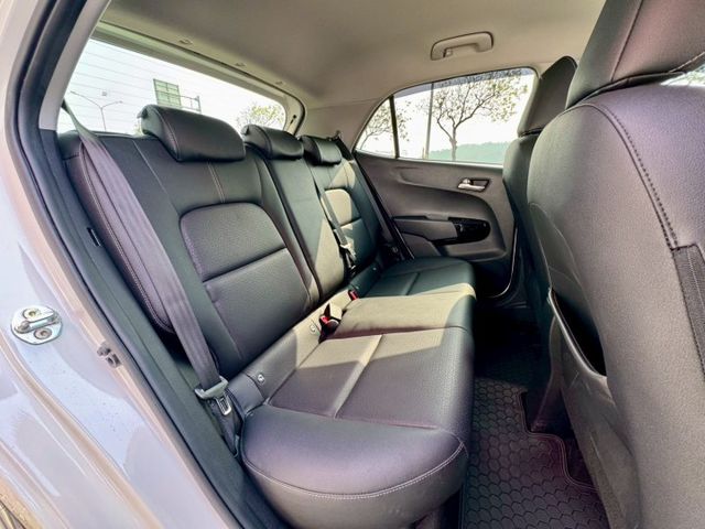 僅跑1萬！跟新車一樣～都會版 免鑰匙 摸門 CarPlay 倒車顯影 前後行車記錄器等配備 小車 外型可愛 內裝質感好～  第18張相片