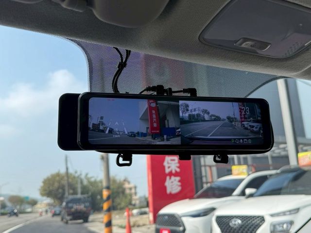 僅跑1萬！跟新車一樣～都會版 免鑰匙 摸門 CarPlay 倒車顯影 前後行車記錄器等配備 小車 外型可愛 內裝質感好～  第19張相片