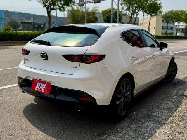 旗艦型 原廠保養 車況美～ikey 摸門 360環景 ACC半自動駕駛輔助 車道偏離 盲點 LED頭尾燈 前後雷達  第3張相片