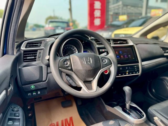 S版 極低哩程！原廠保養～ IKEY 摸門 定速 衛星導航 藍芽 換檔撥片 車況好 省油好停車 室內空間大 配備滿～  第5張相片