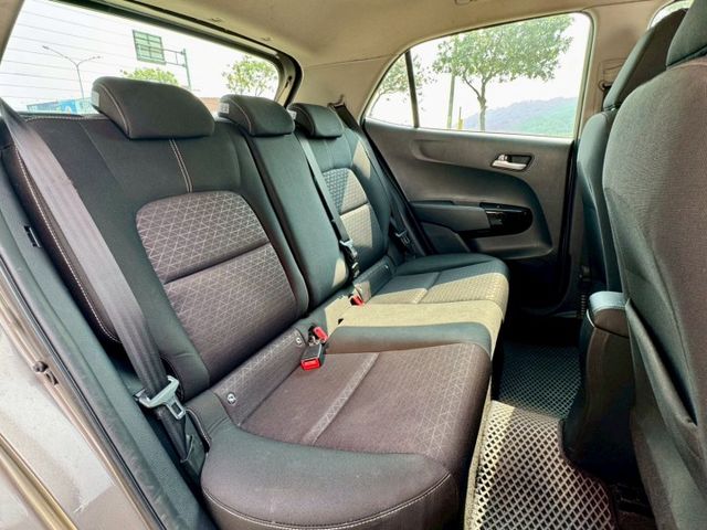 好開 好停車 省油又好顧冷氣冷！ 適合新手代步～ 長途遠途都不是問題 上班族或剛出社會想買台車開 這台保證適合～  第17張相片