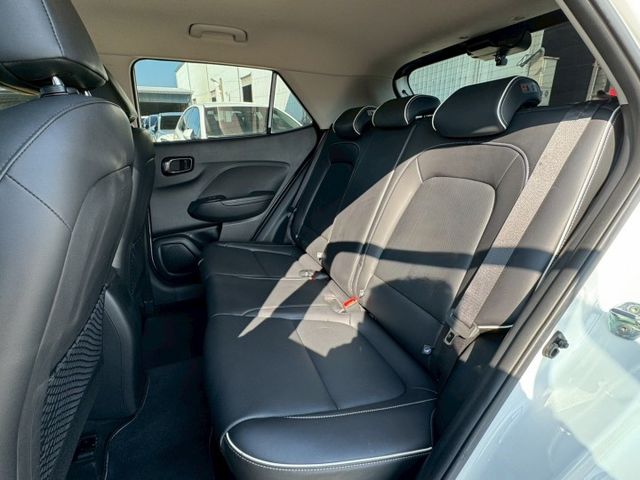 黑白雙色 GLB版 Qi無線充 Carplay 車道偏離 定速 免鑰匙 倒車顯影等配備 好停車 好開省油 外型流線好看～  第17張相片