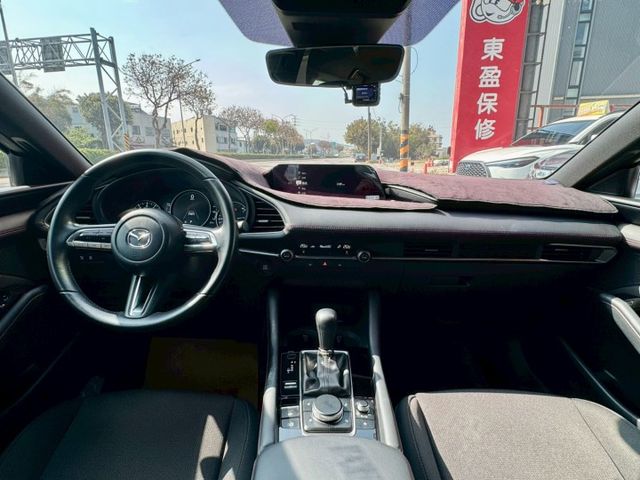 Carbon Edition 原廠保養 4條全新胎 LED頭尾燈 ACC全速域 車道偏離 半自動駕駛輔助 盲點 IKEY  第7張相片