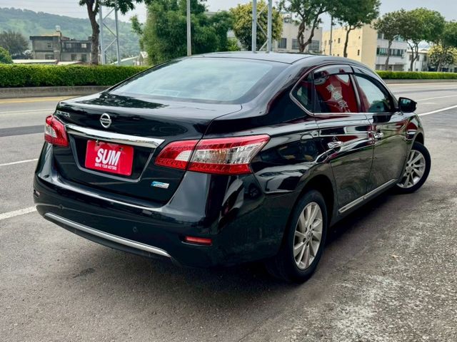 原鈑件 豪華影音版 IKEY摸門 抬頭顯示器 定速 倒車顯影 藍芽 省油室內空間大 乘坐舒適寧靜 車漂亮 車況好別錯過！  第4張相片