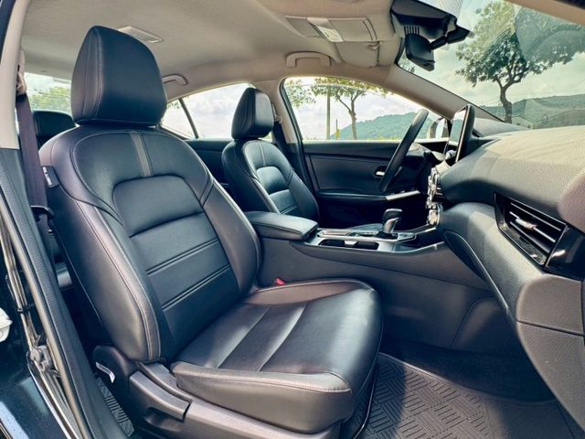 尊爵版 ACC AEB 盲點 車道偏離 360環景 IKEY摸門 Carplay 雙區恆溫 車況美氣氛佳 錯過就沒囉~  第15張相片