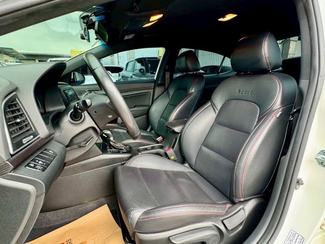 204匹 SPORT版 車穩加速快 超車輕鬆 IKEY摸門 定速 倒車顯影  4條全新胎 車況漂亮 實車更美~ 別錯過!  第15張相片