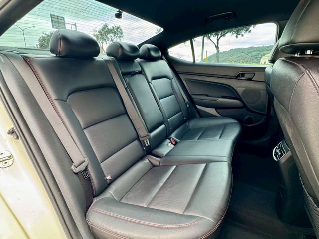 204匹 SPORT版 車穩加速快 超車輕鬆 IKEY摸門 定速 倒車顯影  4條全新胎 車況漂亮 實車更美~ 別錯過!  第18張相片