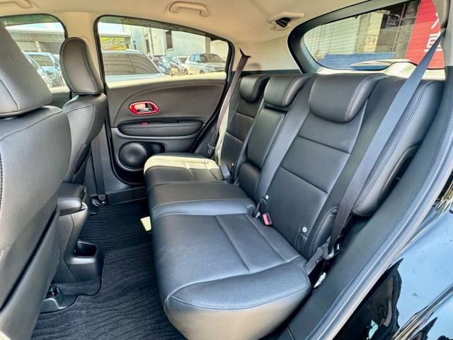 S版 僅跑3萬~ 車美氣氛佳 空間大小休旅沒對手~ Carplay 倒車顯影 定速 IKEY摸門 LED頭尾燈 別錯過!  第17張相片