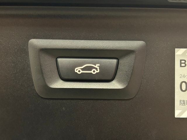 總代理/原鈑件/倒車影像/雙區恆溫空調/真皮跑車方向盤/換擋撥片/皮椅/雙前座電動座椅/IDRIVE控制系統  第5張相片