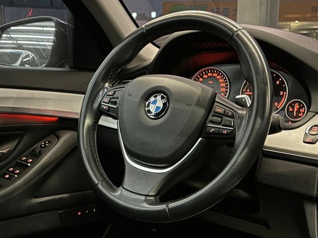總代理/原鈑件/倒車影像/雙區恆溫空調/真皮跑車方向盤/換擋撥片/皮椅/雙前座電動座椅/IDRIVE控制系統  第10張相片