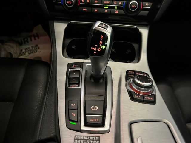 總代理/原鈑件/倒車影像/雙區恆溫空調/真皮跑車方向盤/換擋撥片/皮椅/雙前座電動座椅/IDRIVE控制系統  第16張相片