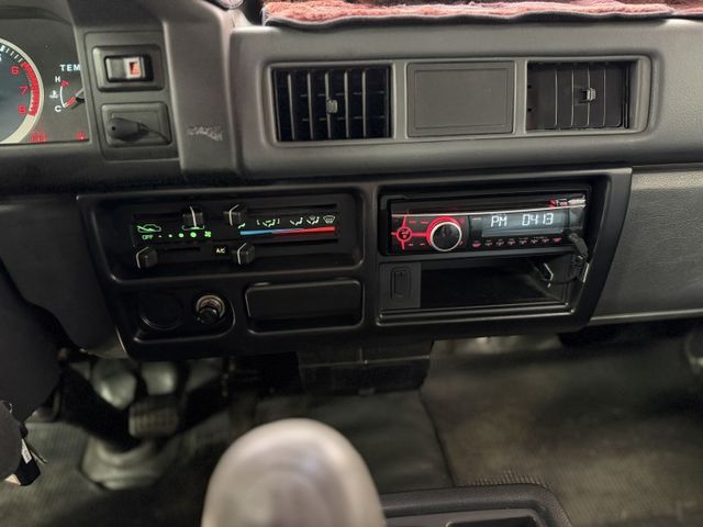 2017 8人座 只跑8萬多 載貨載人就靠他!!  第8張相片