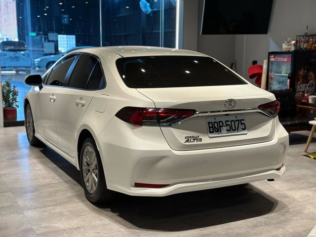 2022年尊絕版 只跑8000 一手 車庫車 免鑰匙 盲點 摸門 跟車  第4張相片
